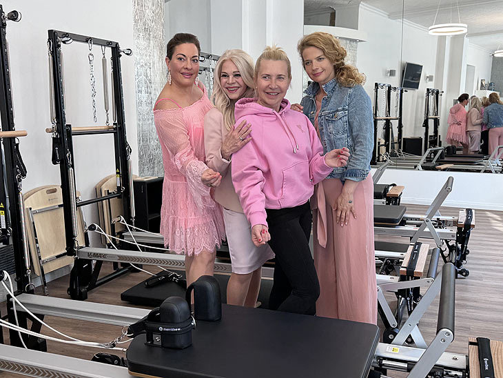 Das Julia-Schauspielerinnen-Trio: Dahmen, Kent, Uttendorfer mit Studiobesitzerin und Body-Coach Elena Moeser (©Foto: Martin Schmitz)